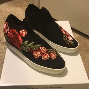 🤩 Brand new Steve Madden Floral Sneakers. 🌺